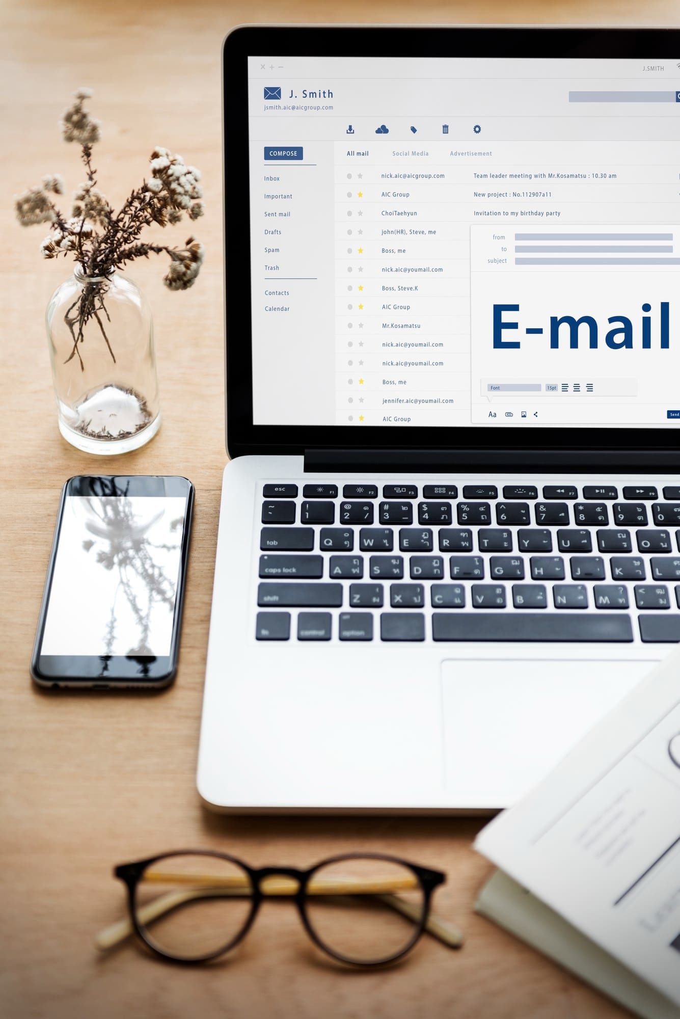 Prenosnik z e-mail orodjem za avtomatizacijo marketinga